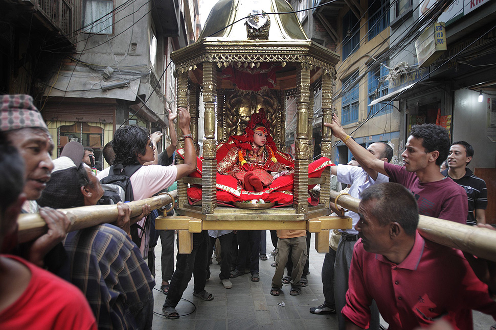 Living Goddess Kumari goes on a pilgrimage in Kathmandu August 26, 2010. The Kumari, a young pre-pubescent girl who is a manifestation of a Goddess, is worshipped by both Hindus and Buddhists in Nepal. The Kumari emerges from her temple only about 12 times a year for religious occasions. REUTERS/Gopal Chitrakar (NEPAL - Tags: RELIGION SOCIETY IMAGES OF THE DAY)